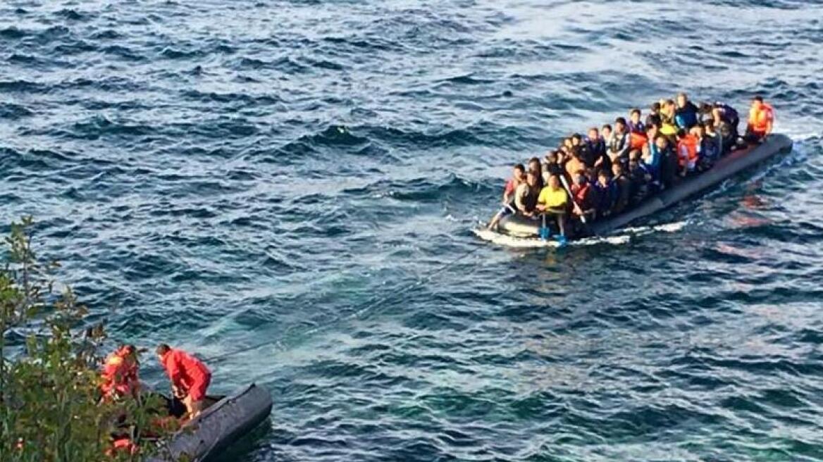 Κουκουλοφόροι επιτέθηκαν εν πλω σε βάρκες με πρόσφυγες!
